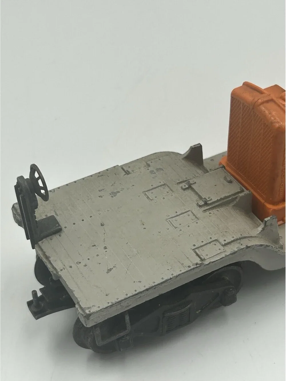 LIONEL 3620 SPOTLIGHT CAR WITH ORANGE GENERATOR